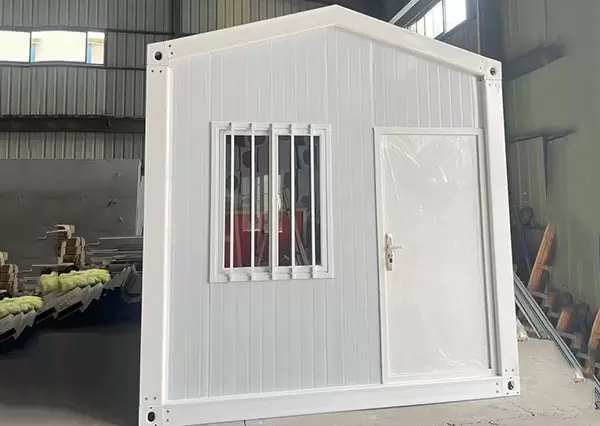 Schnell montierbares Containerhaus mit Fischgr&auml;tendach