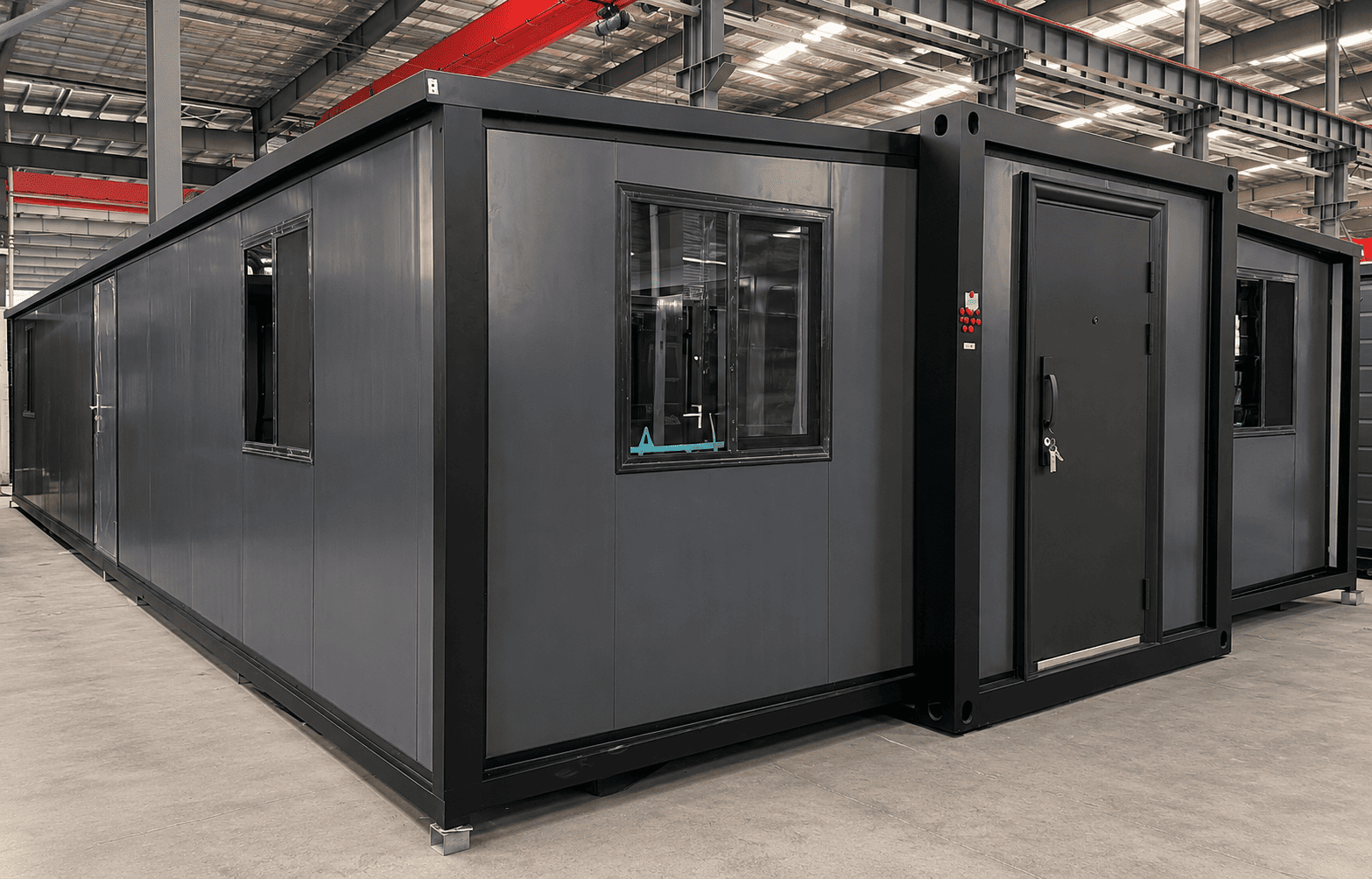 Casa Box 40 Fu&szlig; erweiterbares Containerhaus | Glatte graue Platte und solide T&uuml;r
