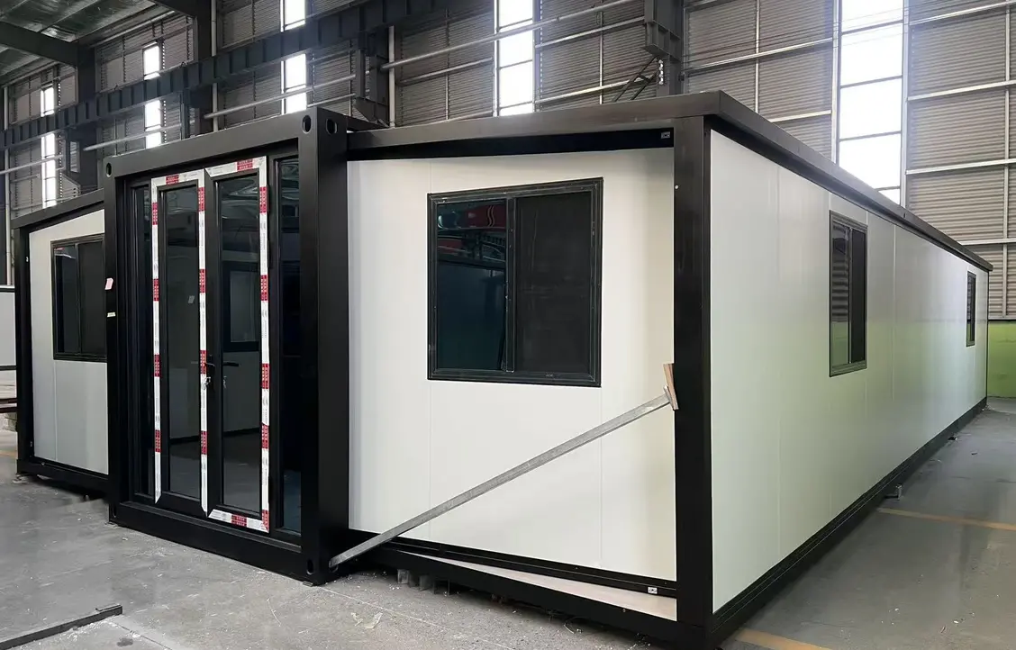 Casa Box 40 Fu&szlig; erweiterbares Containerhaus | Schwarzer Rahmen und wei&szlig;e Platte